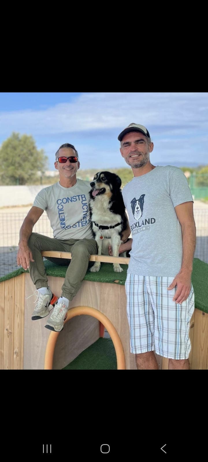 Los fundadores de Bockland con un perro en las instalaciones